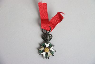 médaille d'argent ornée d'un ruban rouge et d'une étoile dorée