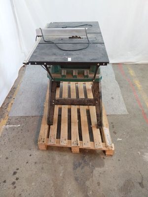 une image représentant une table sur laquelle est posé un ordinateur portable