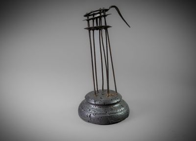 une image représentant une sculpture d'un oiseau perché sur un objet métallique
