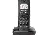 une image montrant un gros plan d'un téléphone portable posé sur un support