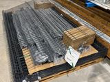 un tas de barres métalliques posées sur une palette dans un entrepôt