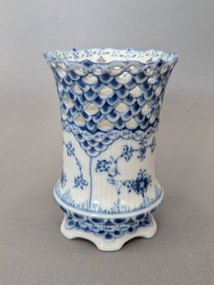 un vase bleu et blanc posé sur une table