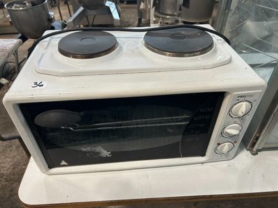 un four à micro-ondes posé sur une table dans une cuisine