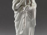 l'image d'une statue représentant une femme tenant un enfant dans ses bras