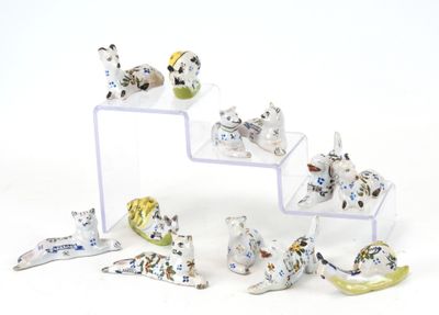 un grand nombre de petites figurines posées sur une table