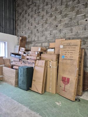 une pièce avec beaucoup de cartons et des cartons sur le sol