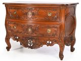 une commode en bois avec un plateau en marbre