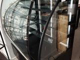 une vitrine en verre contenant de nombreux verres à vin