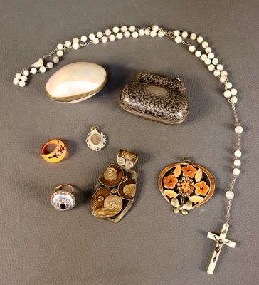 beaucoup de bijoux posés sur la table