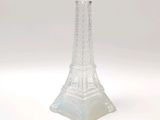 un vase en verre transparent surmonté d'une tour