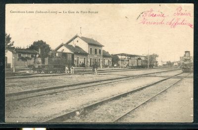 une photo en noir et blanc d'un train sur les rails