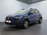 un SUV Volkswagen bleu garé dans une grande pièce