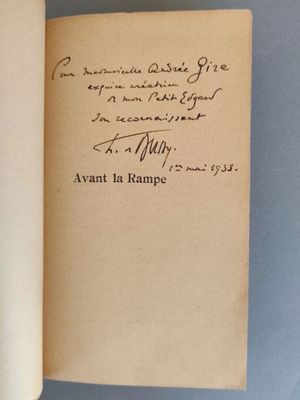 un livre ouvert sur lequel figure une note manuscrite