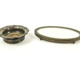 une paire de cendriers anciens en bronze et un miroir sur fond blanc