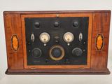 an old fashioned radio that is on display on a table