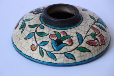 un vase blanc et bleu orné d'un motif floral