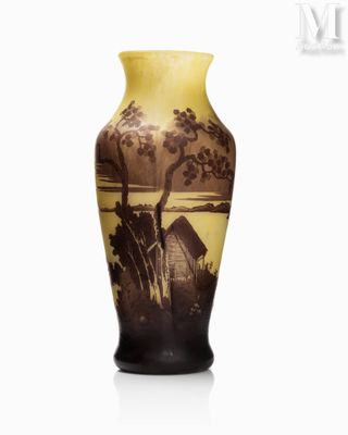 un vase sur lequel est représentée une maison