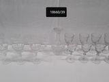 de nombreux verres à vin posés sur une table blanche