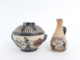 deux petits vases posés l'un à côté de l'autre sur une surface blanche