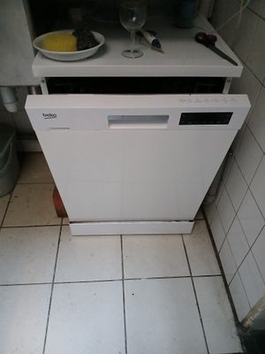 un lave-vaisselle dans un coin de la cuisine, avec une assiette posée dessus