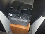 une imprimante posée sur une caisse en bois