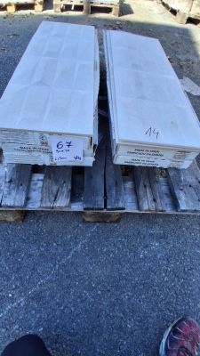 deux caisses en bois posées sur une palette, avec une personne debout à côté d'elles