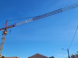 une grue garée sur le bord de la route
