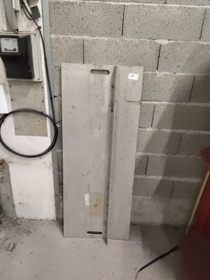 une porte rouge et une porte blanche dans un coin de la pièce