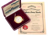 une petite boîte contenant une montre
