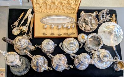 beaucoup d'objets en argent posés sur une table