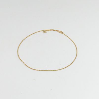 un bracelet en chaîne d'or orné d'une petite étoile