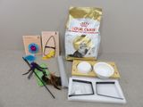 un sac de croquettes pour chat et une gamelle de croquettes posés sur une table