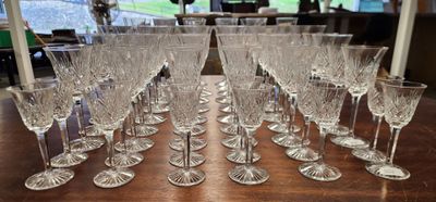 Un service de 59 verres à pied en cristal (Douze verres à li…