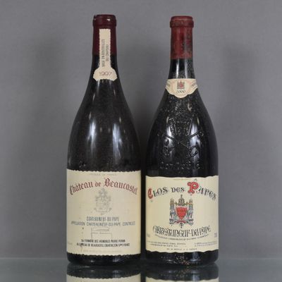 deux bouteilles de vin rouge sont posées sur une table en verre