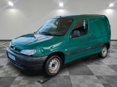 une photo d'une camionnette verte posée sur un sol à carreaux