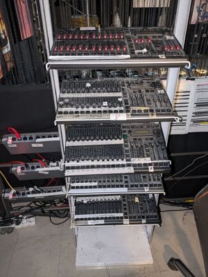 un rack d'équipements électroniques dans un studio d'enregistrement