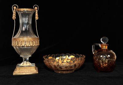 trois vases en verre posés l'un à côté de l'autre sur une table