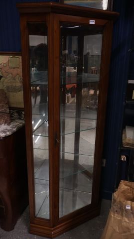 Vitrine d’angle de manufacture moderne. H 159 L 53.5