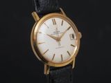 gros plan d'une montre sur fond noir