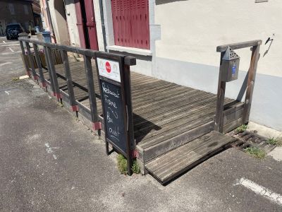 une enseigne apposée sur le mur d'un immeuble
