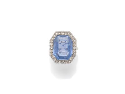 une bague en saphir et diamant