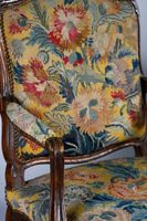 Paire de fauteuils en noyer sculpté et mouluré de fleurettes… (photo 4)