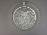 une plaque de verre ornée d'un motif représentant un hibou