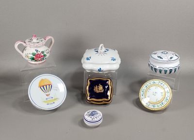 tout un tas de petits objets posés sur une table