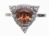 une photo d'une bague sertie d'un diamant brun