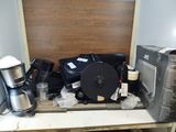 un micro-ondes, une cafetière et d'autres appareils électroménagers posés sur une table