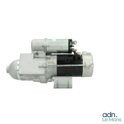 une photo d'un moteur blanc sur lequel est posé un moteur noir