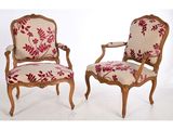 paire de fauteuils de style Louis XV avec coussins rembourrés à motifs floraux