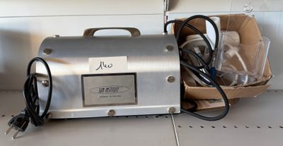 une machine argentée posée sur un comptoir