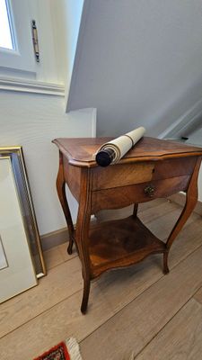 une petite table sur laquelle est posé un rouleau de papier
